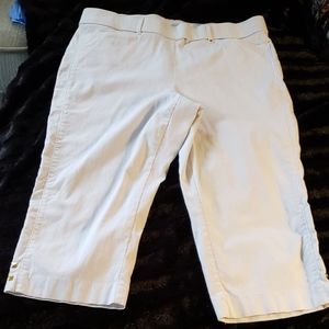 Fresh, White stretch, comfortable denim capris